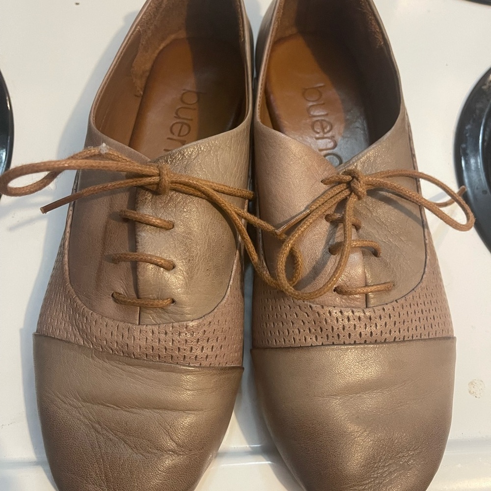Bueno Women's Brown Leather Lace-Up Flats
